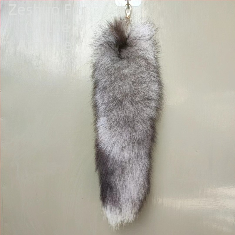 Pandantiv de vulpe oversized, cu coadă din blană adevărată în nuanțe argintiu-albastru; accesoriu pentru geantă de damă și breloc auto
