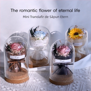 Buchet mini cu flori de săpun și flori uscate sub cupolă de sticlă, ornament decorativ cu trandafiri