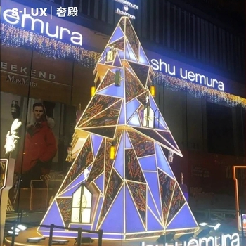 Iluminat exterior în formă de brad de Crăciun mare pentru zone comerciale, centre comerciale și hoteluri — corpuri de iluminat personalizate pentru peisaj