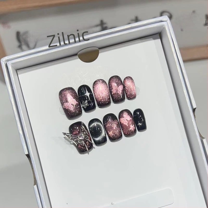 Unghii artificiale scurte, lucrate manual, cu design metalic de fluture și efect cat-eye în stil cer înstelat
