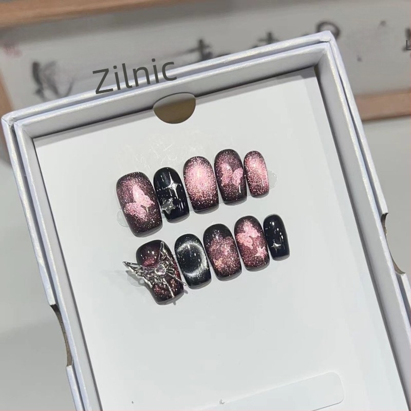 Unghii artificiale scurte, lucrate manual, cu design metalic de fluture și efect cat-eye în stil cer înstelat