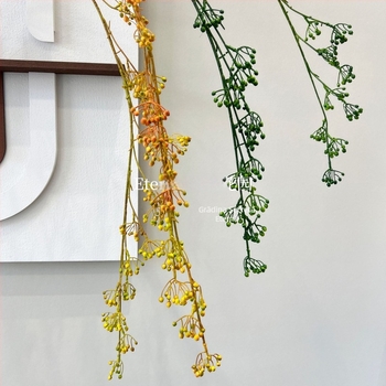Plantă artificială verde cu fruct de trandafir și viță de sud — aranjament floral de birou în stil Wabi-Sabi Zen, cu linii atârnate