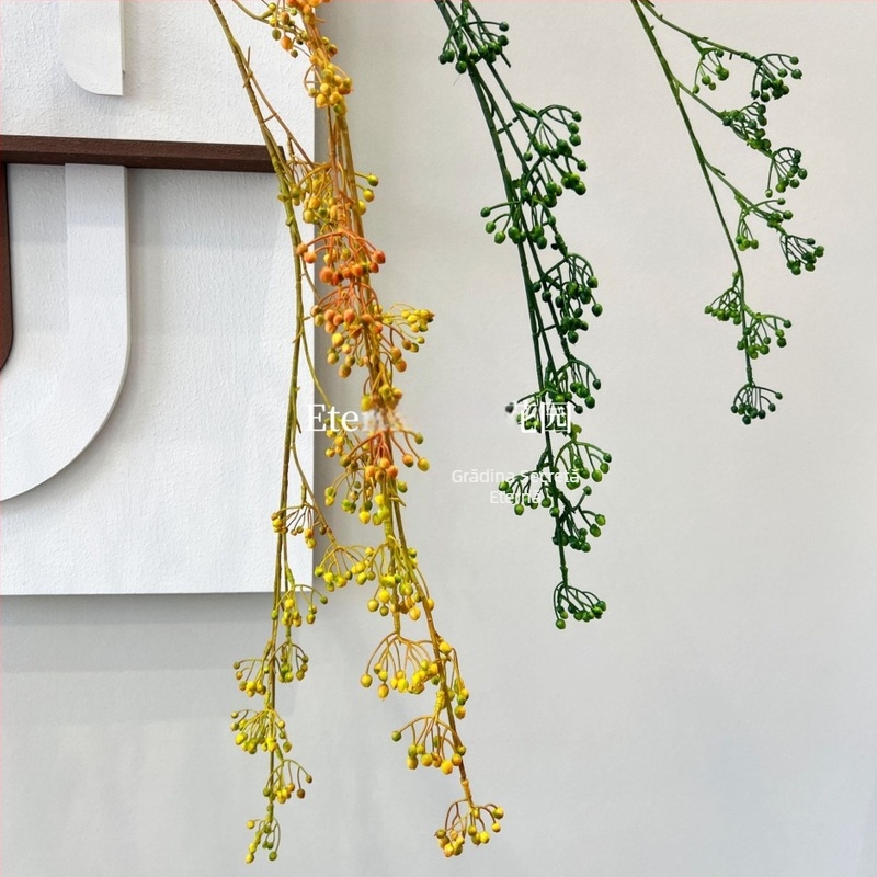 Plantă artificială verde cu fruct de trandafir și viță de sud — aranjament floral de birou în stil Wabi-Sabi Zen, cu linii atârnate