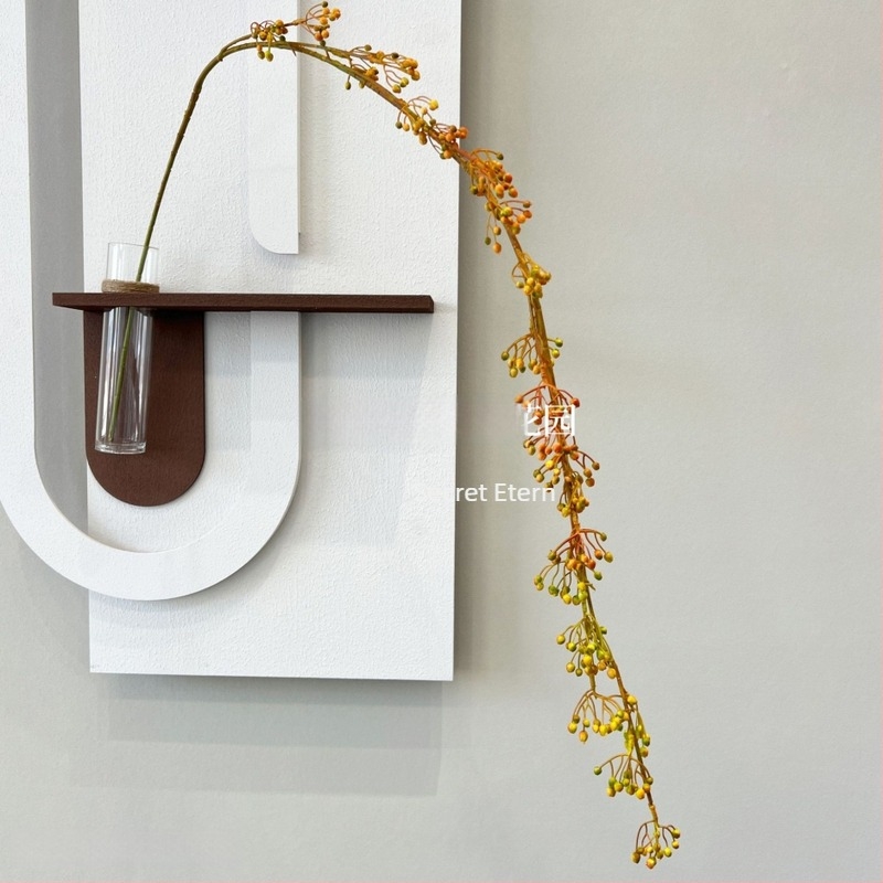 Plantă artificială verde cu fruct de trandafir și viță de sud — aranjament floral de birou în stil Wabi-Sabi Zen, cu linii atârnate