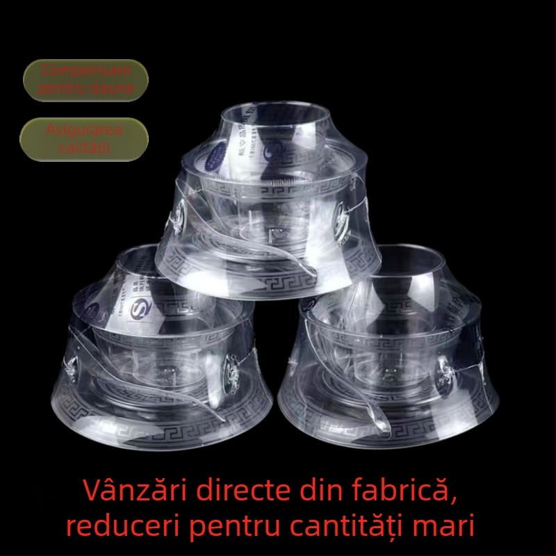 Set de tacâmuri de unică folosință, patru piese: boluri, farfurii, căni și linguri, transparente, ambalate individual, de calitate alimentară.