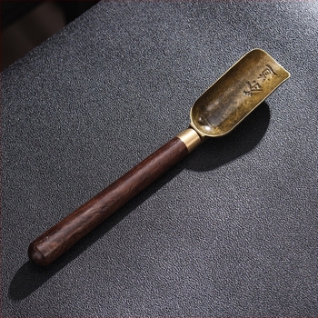 Set de accesorii pentru ceremonia ceaiului „Cei Șase Domni”: stilou pentru ceai, clips pentru ceai, cuțit pentru ceai, ac pentru ceai, lingură pentru ceai și tub de depozitare din rachită