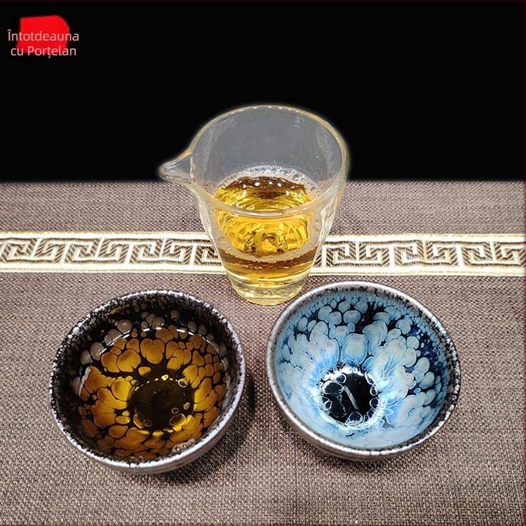 Pereche de ceai Jianzhan, cești cu glazură oil-drop și motiv cu pene de pasăre, ceramică cu corp din fier, în cutie cadou