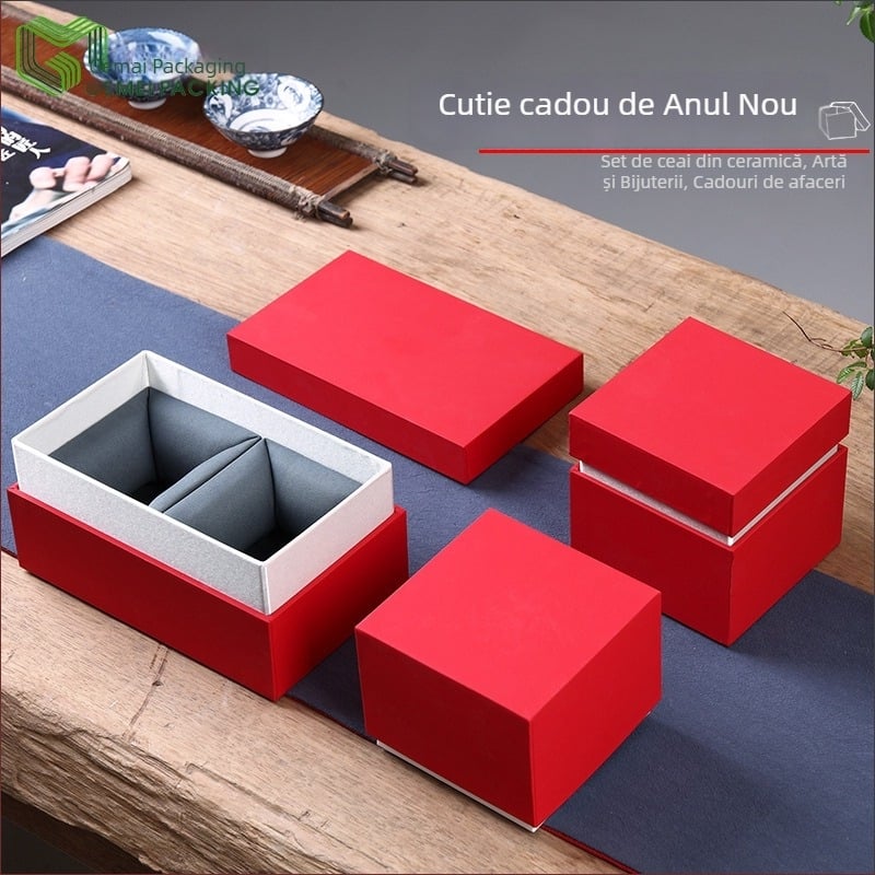 Cești de ceai roșii într-o cutie cadou pătrată