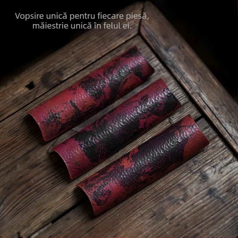 Vas de ceai din cupru mov forjat, cu textură ciocănită și accente din cupru ars japonez; linguriță de ceai în formă de lotus; ciocănel de ceai; pernă de ceai; accesorii pentru ceremonia ceaiului