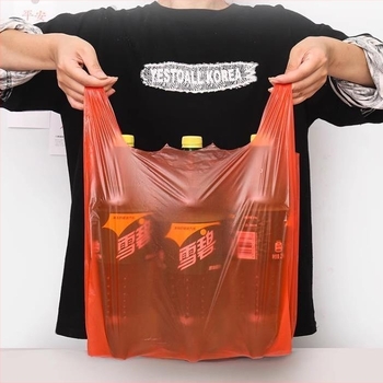 Saci de plastic roșii, groși, de tip poșetă comod pentru cumpărături, destinate supermarketurilor și comerțului en gros