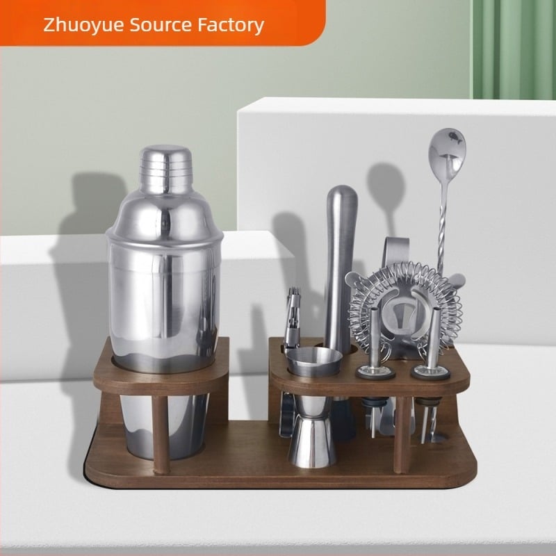 Set de instrumente pentru cocktailuri din oțel inoxidabil, cu suport din lemn, capacitate 700 ml, include shaker, strecurător pentru gheață, jigger, lingură de bar, muddler, clește pentru gheață, pourer pentru vin, deschizător de sticle – 10 piese