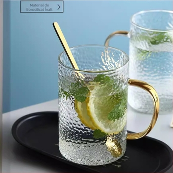 Cană din sticlă borosilicat de înaltă rezistență, cu mâner colorat și textură ciocănită, pentru ceai sau cafea, acasă sau la birou