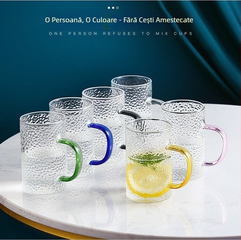 Cană din sticlă borosilicat de înaltă rezistență, cu mâner colorat și textură ciocănită, pentru ceai sau cafea, acasă sau la birou