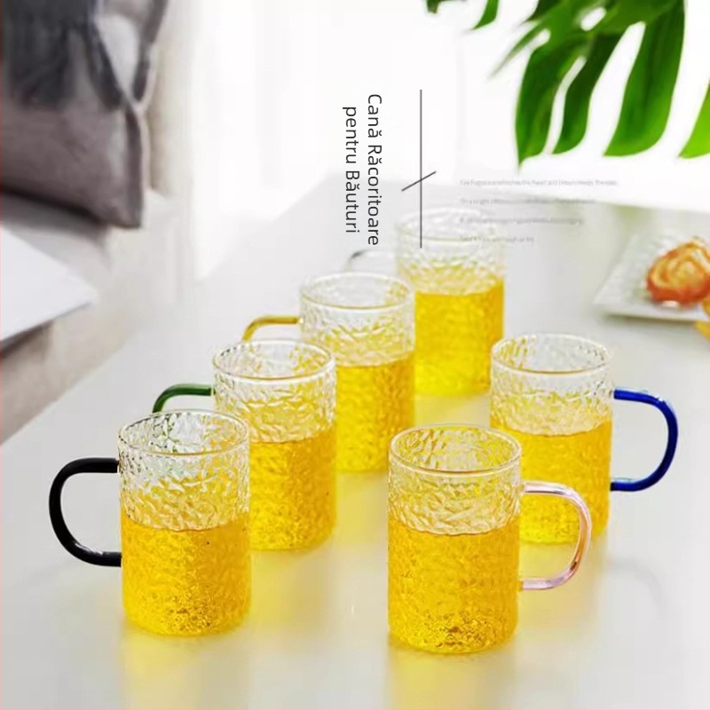 Cană din sticlă borosilicat de înaltă rezistență, cu mâner colorat și textură ciocănită, pentru ceai sau cafea, acasă sau la birou