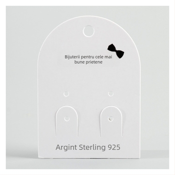 Cercei colorați, minimalist, pe un card de carton personalizat pentru etichete de haine