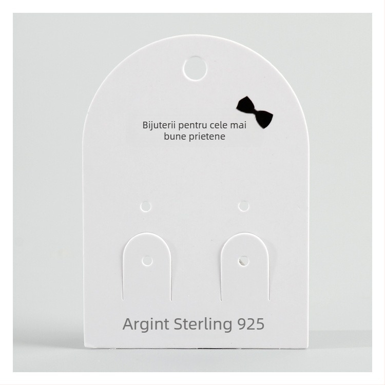 Cercei colorați, minimalist, pe un card de carton personalizat pentru etichete de haine