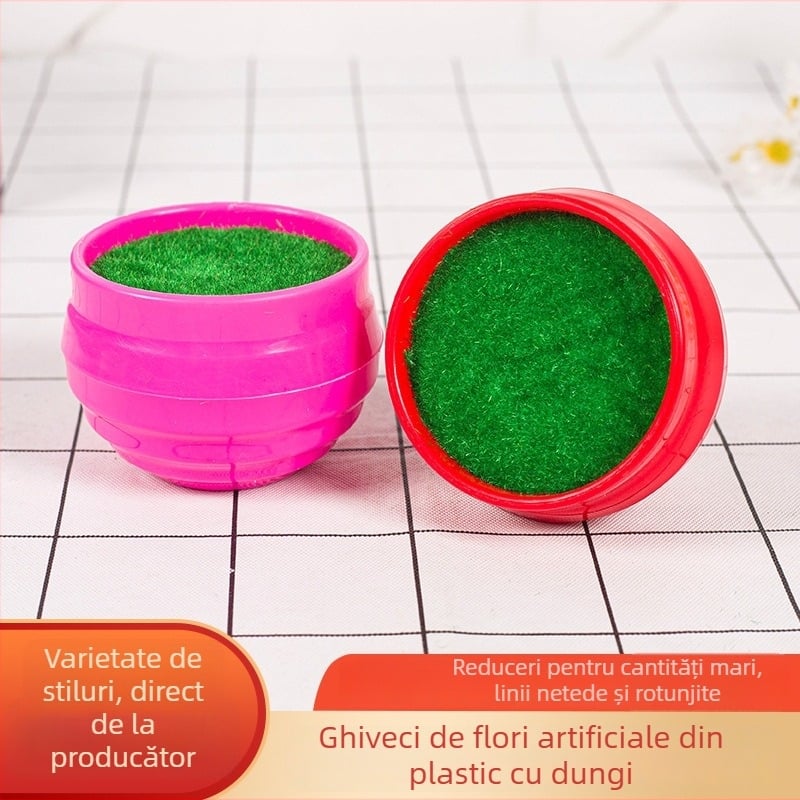Plantă verde artificială într-un ghiveci mic, decor de birou, ghiveci din plastic