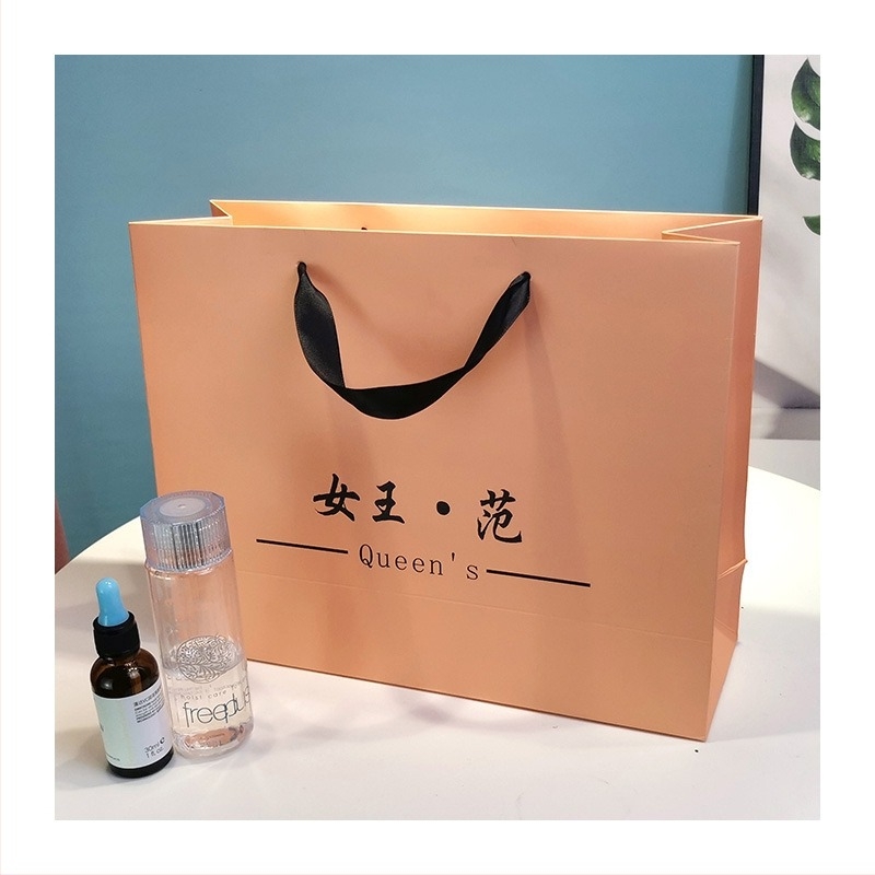 Geantă de hârtie tip tote cu logo personalizat și ștampilă cu folie argintie pentru haine și produse cosmetice