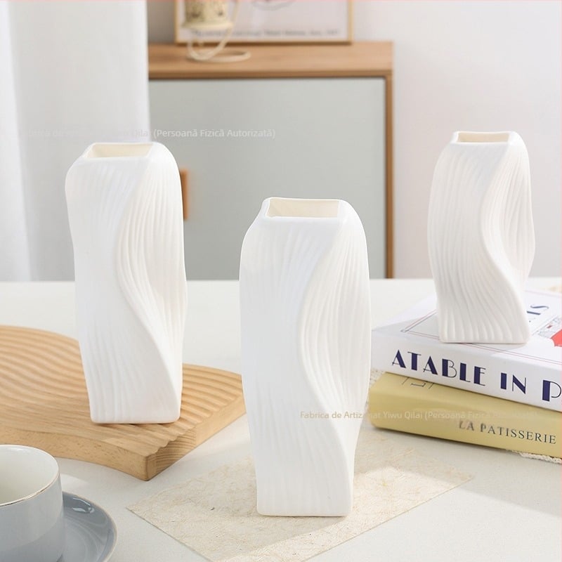 Vază din plastic crem cu flori artificiale, decor de masă pentru birou