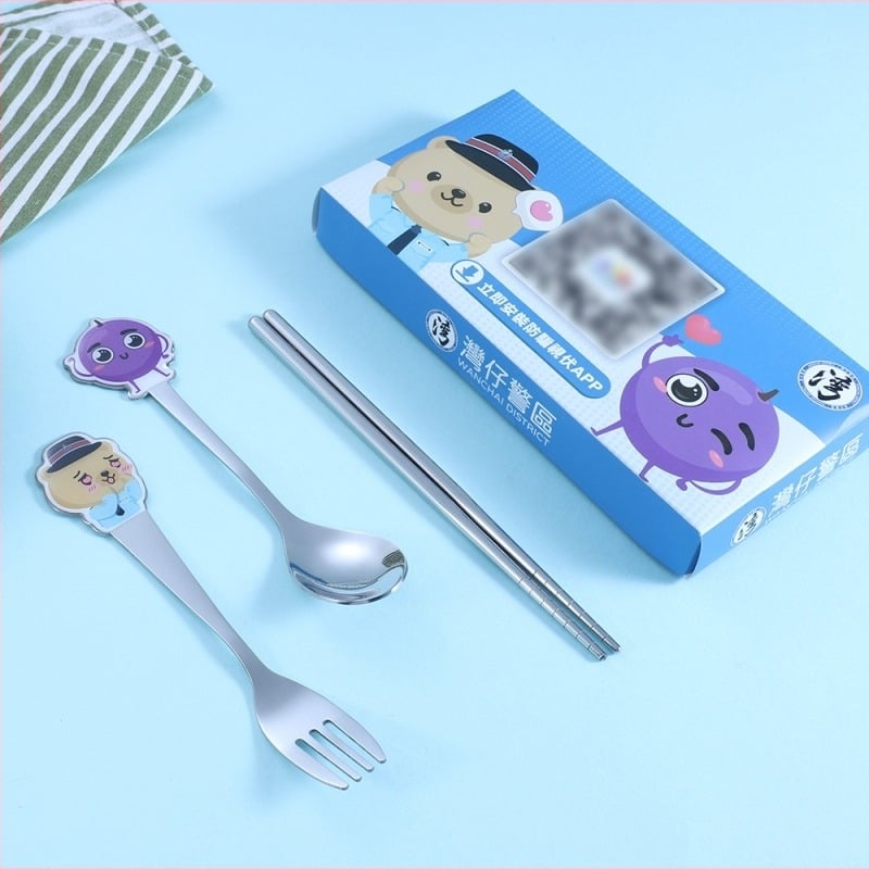 Set de tacâmuri pentru copii din oțel inoxidabil 304: furculiță, lingură și bețișoare într-o cutie cadou cu desen animat