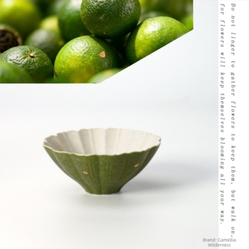 Ceașcă de ceai ceramică, glazură albastru-alb cu stropi aurii, motiv lotus portocaliu-verde, cană personală pentru ceai, stil Nou Chinezesc