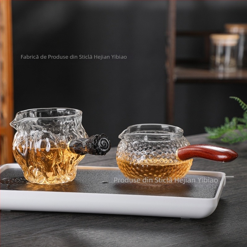 Ceșă de ceai din sticlă borosilicat de înaltă calitate, cu mâner din lemn gros, mâner lateral texturat, accente de nuc, design modern minimalist