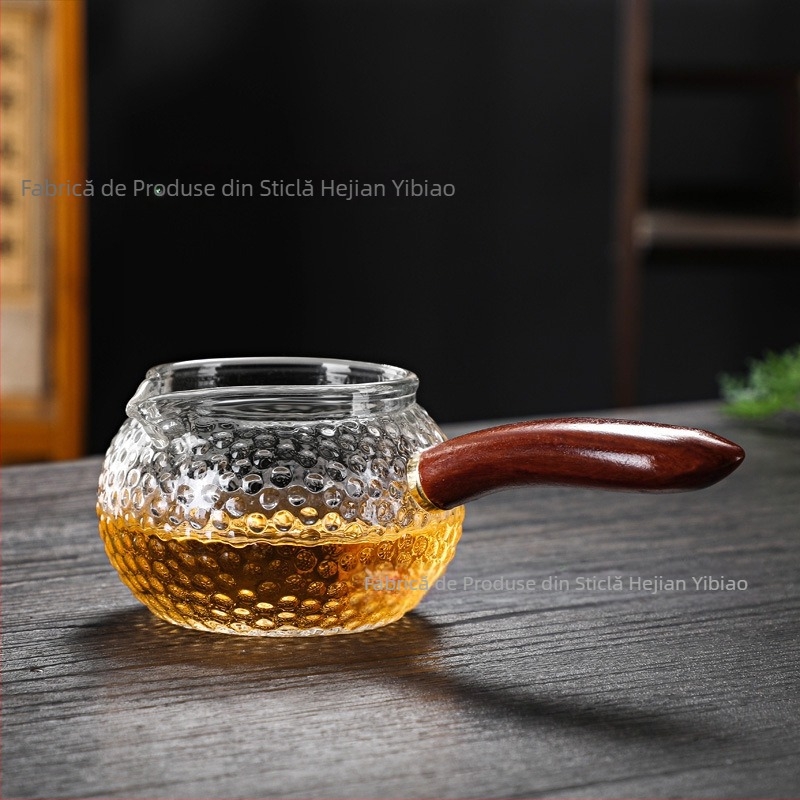 Ceșă de ceai din sticlă borosilicat de înaltă calitate, cu mâner din lemn gros, mâner lateral texturat, accente de nuc, design modern minimalist