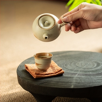 Ceainic alb, lucrat manual, cu mâner lateral – ceramică în stil japonez