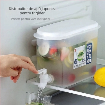 Ceainic rece cu robinet pentru frigider, sticlă de apă sigilată și ceai cu fructe, găleată de gheață — utilizare casnică de vară