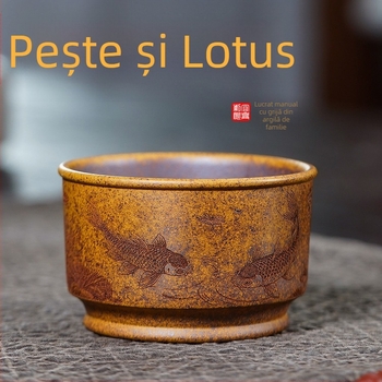 Ceșcuță de ceai Yixing din lut purpuriu – lucrată manual, motiv pește și frunză de lotus, detalii cu nisip auriu