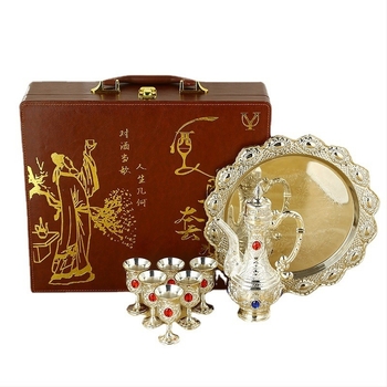 Set de vin în stil european, cu pietre decorative, tavă, recipient metalic și patru pahare, în cutie cadou