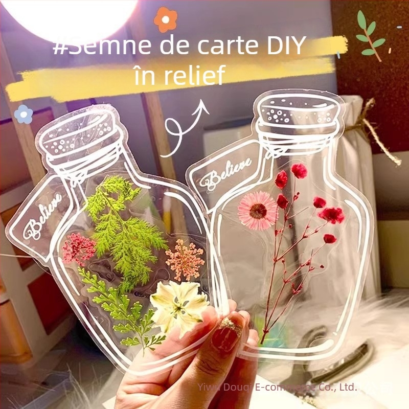 Semn de carte cu flori uscate și specimen de plantă într-o peliculă de laminare, frunză de arțar de toamnă — materiale DIY realizate manual, colaj de frunze transparent