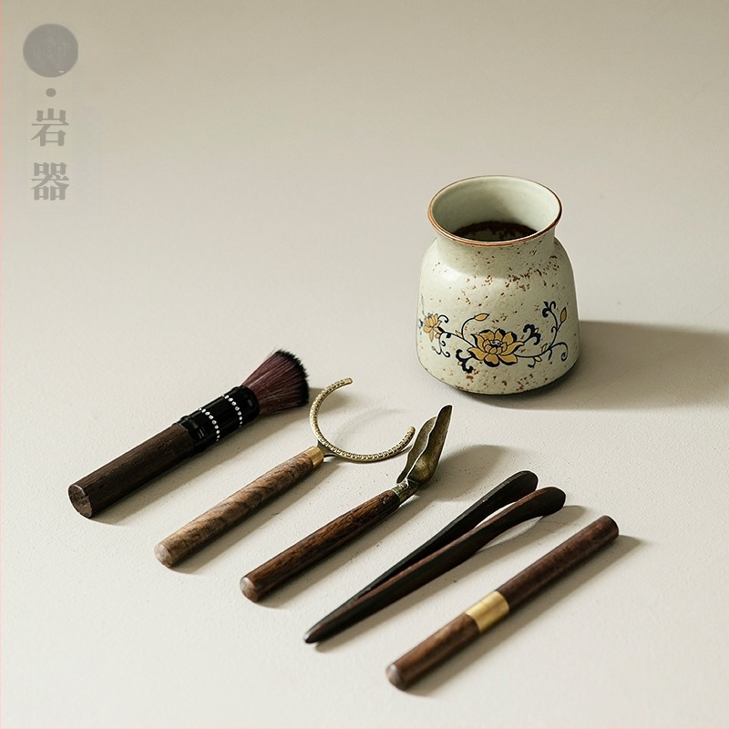 Set de ceremonie a ceaiului în stil chinezesc, retro, albastru și alb, cu accesorii: clips pentru ceai, cuțit, ac, lingură; set complet din lemn de santal negru