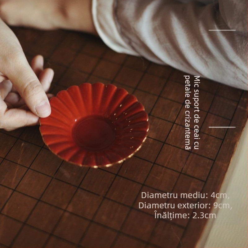 Set Gongfu de ceai din porțelan Jingdezhen cu glazură roșie, căni în formă de petale și motiv de petale de crizantemă