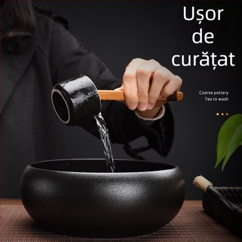 Set de ceai ceramic negru, cu inserții din tin, pentru uz casnic modern; include ceșcuța de ceai, spalător pentru pensule, bazin de apă și vas pentru zațul de ceai.