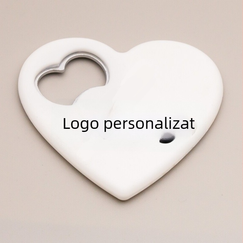 Magnet de frigider personalizat în formă de inimă cu deschizător de sticle; posibilitatea imprimării logo-ului; cadou versatil pentru nunți, zile de naștere și alte ocazii.