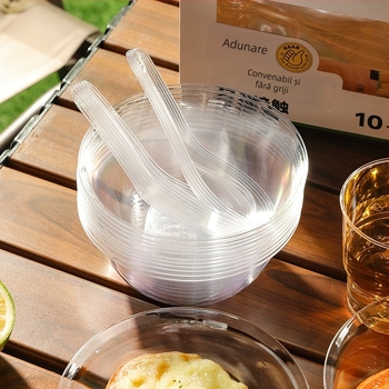 Set de veselă de unică folosință pentru camping, format din șase piese: mănuși, farfurii, boluri și pahare din plastic