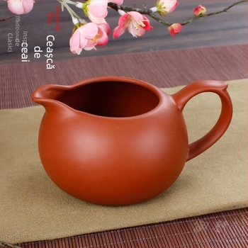 Ceainic autentic din lut mov și un recipient ceramic mare pentru ceai, cu separator de ceai și accesorii pentru ceremonia ceaiului