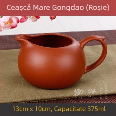 Ceainic autentic din lut mov și un recipient ceramic mare pentru ceai, cu separator de ceai și accesorii pentru ceremonia ceaiului