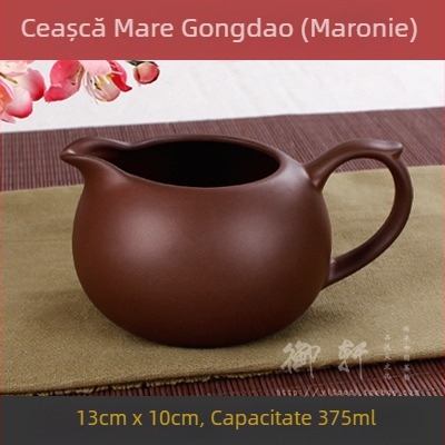 Ceainic autentic din lut mov și un recipient ceramic mare pentru ceai, cu separator de ceai și accesorii pentru ceremonia ceaiului