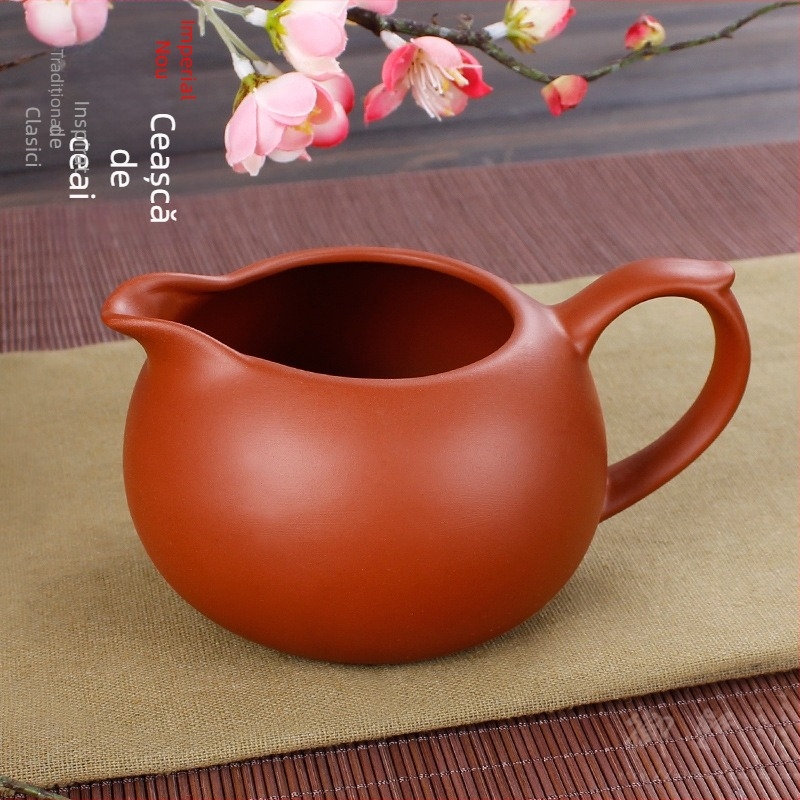 Ceainic autentic din lut mov și un recipient ceramic mare pentru ceai, cu separator de ceai și accesorii pentru ceremonia ceaiului