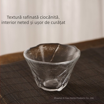 Ceșică roz din sticlă pentru ceai și sake, stil japonez, cu flori de cireș (sakura), model petale, gradient mov