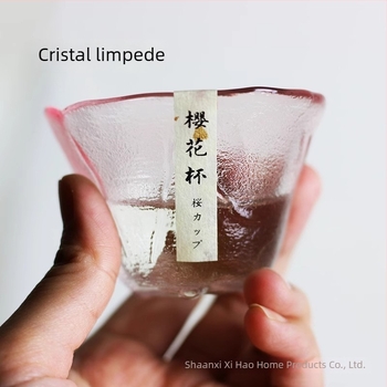 Ceșică roz din sticlă pentru ceai și sake, stil japonez, cu flori de cireș (sakura), model petale, gradient mov