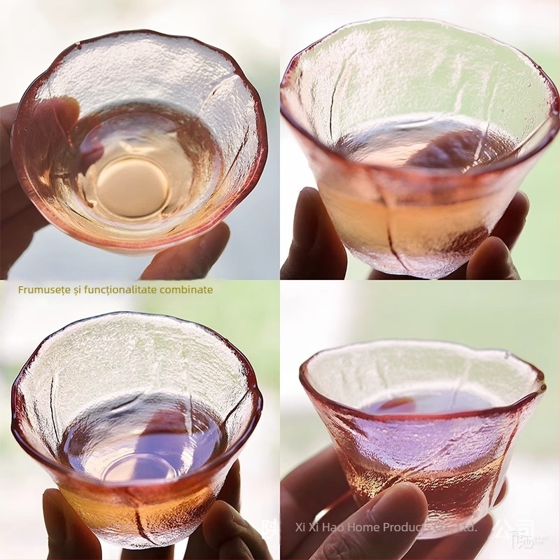 Ceșică roz din sticlă pentru ceai și sake, stil japonez, cu flori de cireș (sakura), model petale, gradient mov