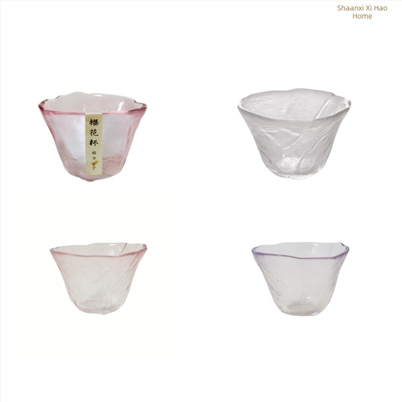 Ceșică roz din sticlă pentru ceai și sake, stil japonez, cu flori de cireș (sakura), model petale, gradient mov