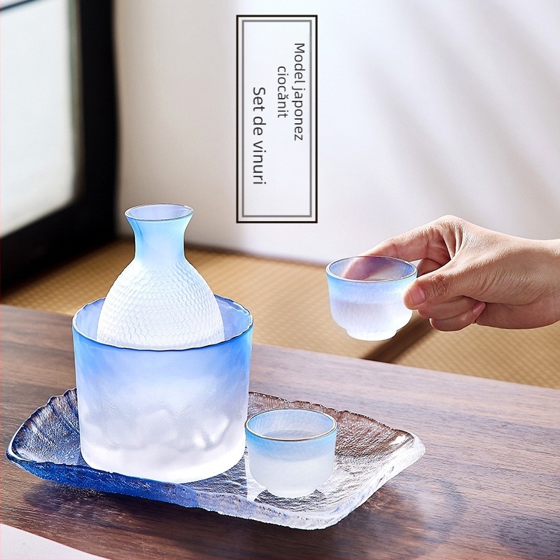 Set de sake în stil japonez cu textură ciocănită, încălzitor din sticlă, oală pentru sake și căni mici