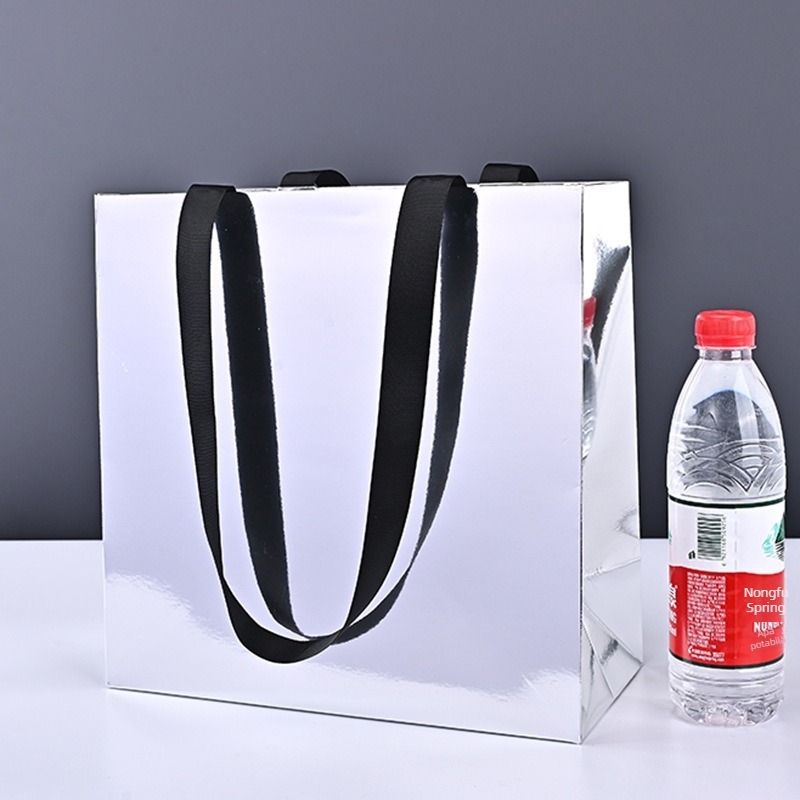 Genți din hârtie în stoc pentru magazine de îmbrăcăminte, genți tote elegante în stil modern, pungi cadou pentru Ziua Femeii, sacoșe din carton cu logo personalizat