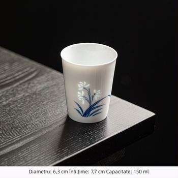 ceașcă de ceai din porțelan albastru-alb, pictură manuală, cu motivul celor Patru Domni (prun, orhidee, bambus, crizantemă), ceramică, formă cilindrică