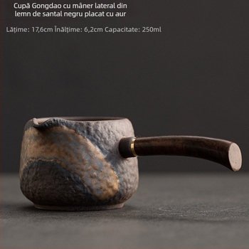 Ceainic ceramic rustic cu mâner lateral din lemn închis, pentru distribuția uniformă a ceaiului, stil retro
