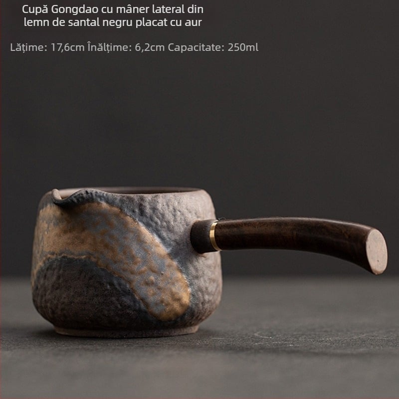 Ceainic ceramic rustic cu mâner lateral din lemn închis, pentru distribuția uniformă a ceaiului, stil retro